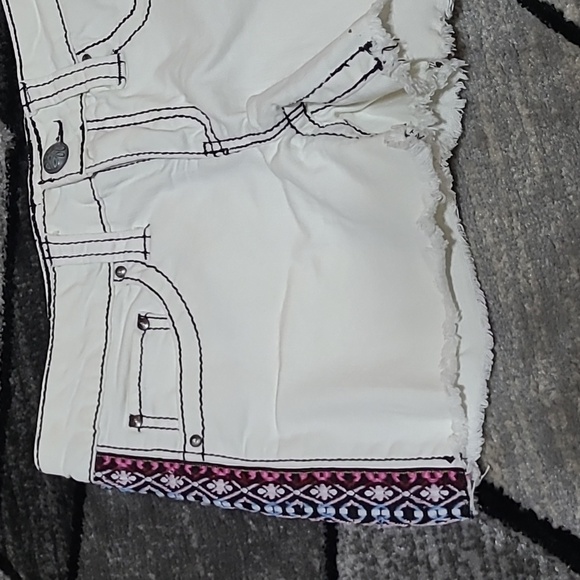 BUCKLE DAYTRIP CAPRICORN EMBROIDERED DENIM JEAN SHORTS - Picture 3 of 10